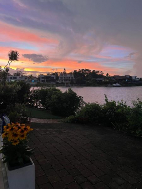 VILLA AQUILA - Mermaid Waters Surfers Paradise